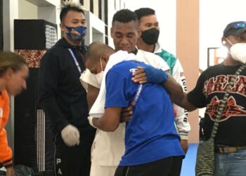 Alex Asyemrem menangis sambil memeluk pelatihnya, usai menang dari Aceh / Keterangan Foto : (Humas PPM/ Elfida Sijabat