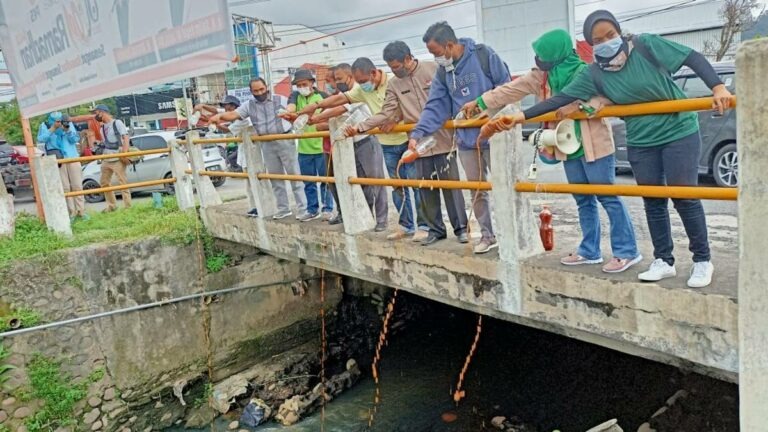 Peringati Hari Bumi 2021, Dosen Unand Lakukan Pengabdian Kepada Masyarakat  dengan Tebar Larutan Ecoenzyme