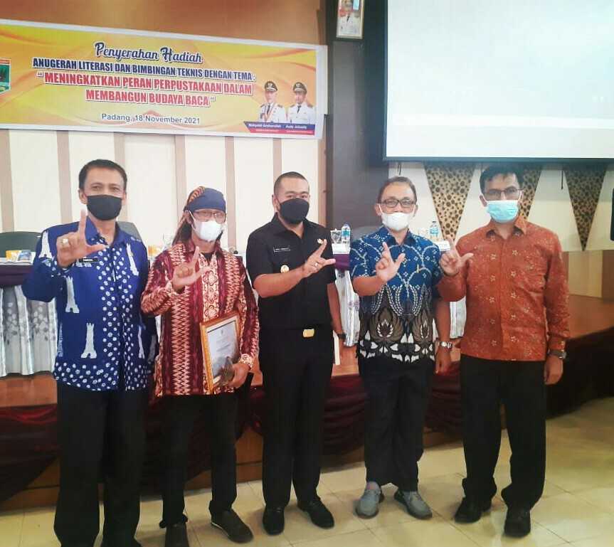 Penulis Bukittinggi Raih Anugerah Literasi Kategori Penulis Terbaik Sumbar 2021