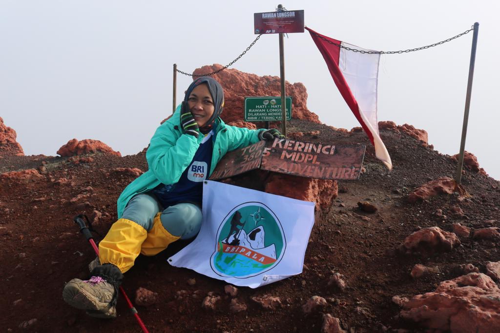 Bankir Wanita Usia 51 Tahun Taklukan Atap Pulau Sumatera