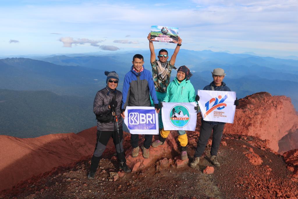 Ternyata, Ini Kampanye Bankir Wanita Penakluk Atap Sumatera