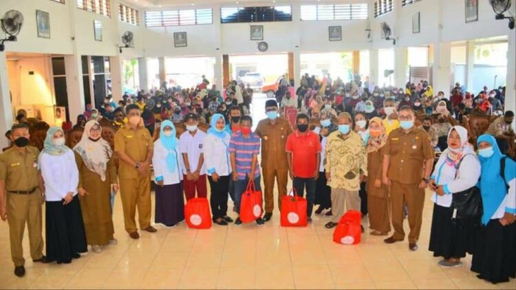 Wali Kota Padang Hendri Septa saat penyerahan bantuan untuk disabilitas. (Foto: Prokopim Pemko Padang)