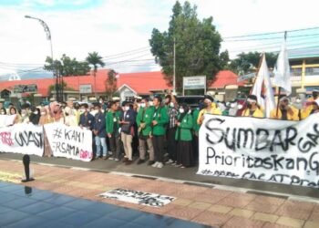 Ratusan mahasiswa demonstrasi di depan Kantor Gubernur Sumbar, Kamis (25/11/2021). (Foto: M. Afdal Afrianto)