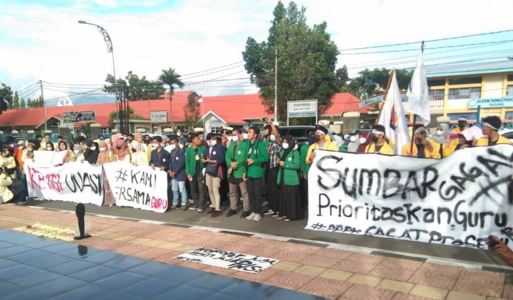 Momentum Hari Guru, Mahasiswa di Sumbar Gelar Aksi Demonstrasi