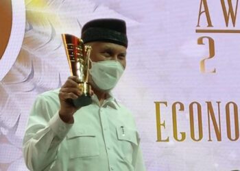 Gubernur Mahyeldi Ansharullah menerima penghargaan penerapan ekonomi syariah. (Foto: Dinas Kominfotik Sumbar)