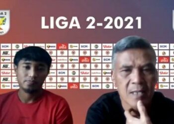 Pemain Semen Padang FC Rosad Setiawan dan Pelath Hendri Susilo (Foto: Tangkap layar Zoom Meting jelang pertandingan)