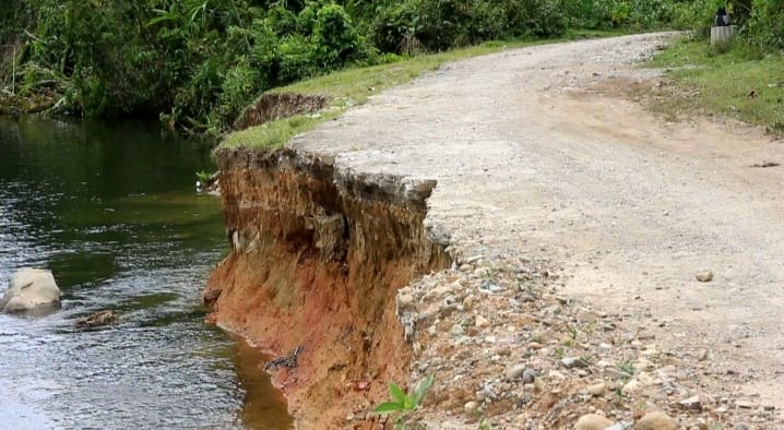 Ratusan Jiwa di Pesisir Selatan Terancam Terisolasi Akibat Jalan Terban