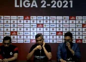 Pelatih Semen Padang FC Hendri Susilo (tengah) saat jumpa pers pascapertandingan. (Foto: Screenshot aplikasi zoom)
