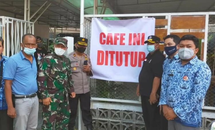 Pemko Padang menutup kafe Mungkin  Esok (Humas Kota Padang)