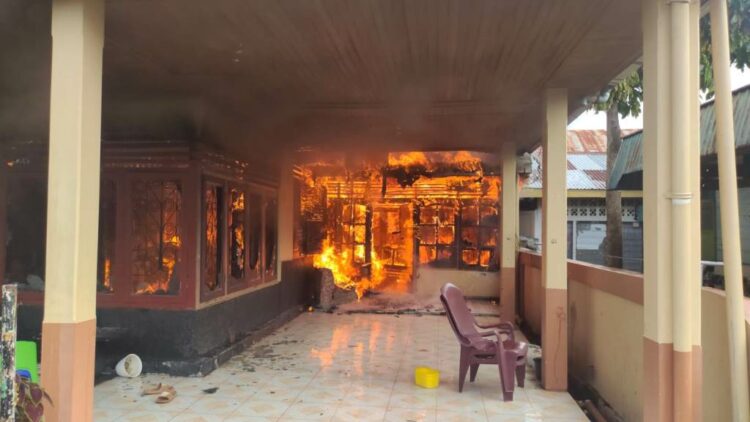 Api menghanguskan rumah di Kelurahan Seberang Padang, Kecamatan Padang Selatan, Kota Padang, Minggu (21/11/2021). (Foto: Damkar Kota Padang)