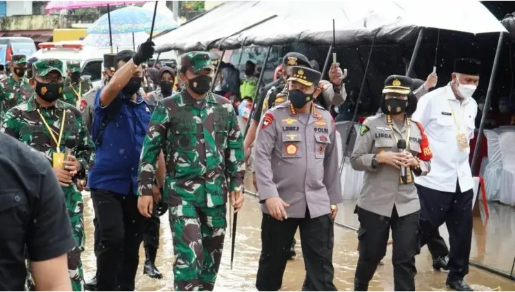 Kapolri dan Panglima TNI meninjau vaksinasi di Sumbar [foto:Irwanda/Langgam.id]