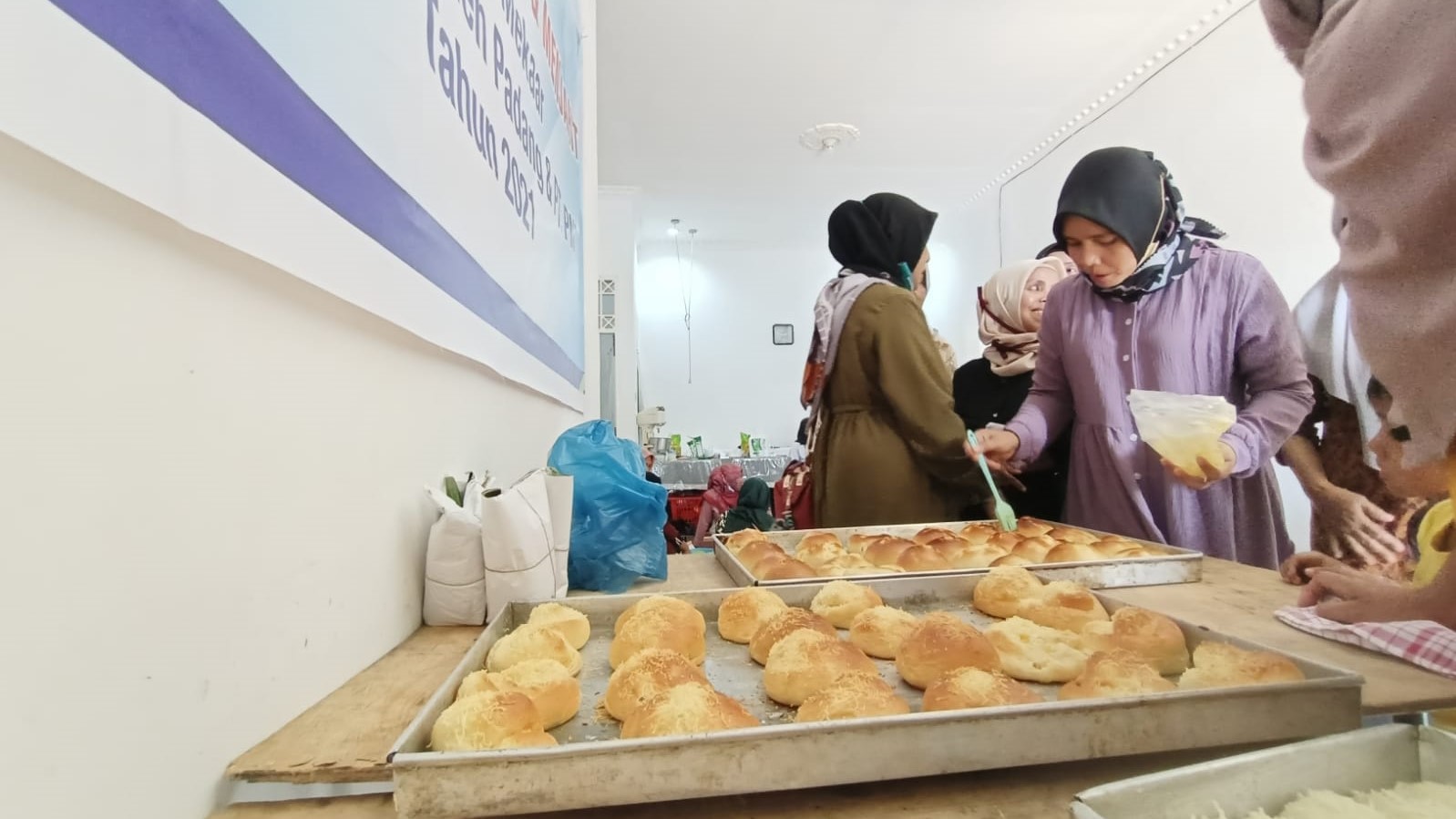 Sinergi Semen Padang dan PNM Tingkatkan Ekonomi Nasabah Mekaar Lubuk Kilangan