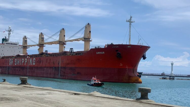 Kapal Ammar baru-baru ini sandar di Pelabuhan Teluk Bayur Padang untuk memuat klinker PT Semen Padang tujuan ke negara  Bangladesh. (Foto: dok humas PTSP)