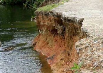 Tebing terkikis arus Batang Sungai Induring di Kenagarian IV Koto Hilia, Kecamatan Batang Kapas Kabupaten Pesisir Selatan. (Debi Virnando)
