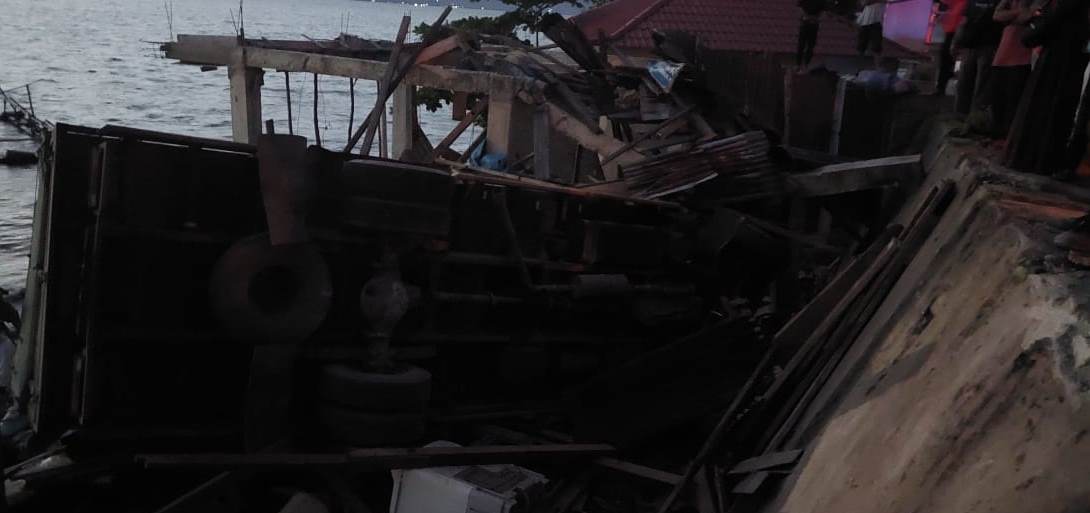 Truk dan Rumah Warga Terjun ke Danau Singkarak, Empat Orang Terluka