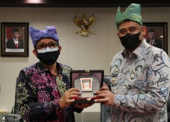 Wali Kota Padang Hendri Septa bersama WalI Kota Medan Bobby Nasution. (Foto: Prokopim Padang)