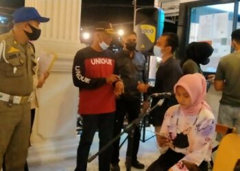Satpol PP Padang datangi kafe lakukan pengawasan(Foto:Humas Satpol PP Padang)