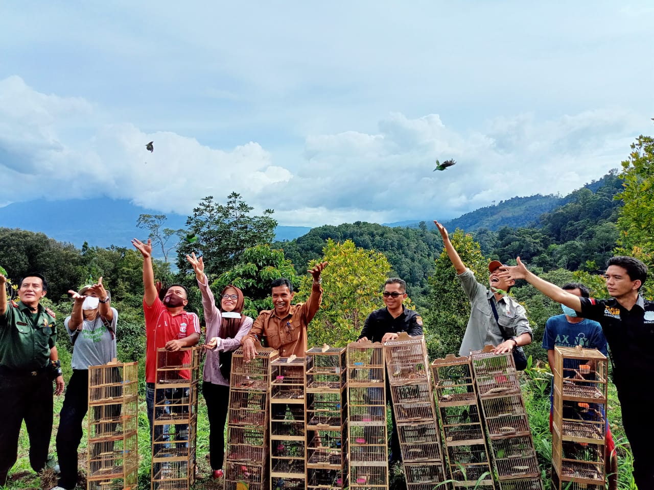 Disita Dari Warga, BKSDA Sumbar Lepas Ratusan Ekor Burung di Solok
