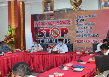 Wali Kota Padang Hendri Septa memimpin rapat membahas cangkang sawit berserakan (Foto: Pemko Padang)