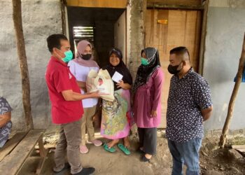 Pengurus Gerindra Sumbar menyerahkan bantuan modal usaha dan sembako dari anggota DPR RI Andre Rosiade untuk Marliana di Kampung Tanjung, Pauh, Kota Padang. Foto: Ist