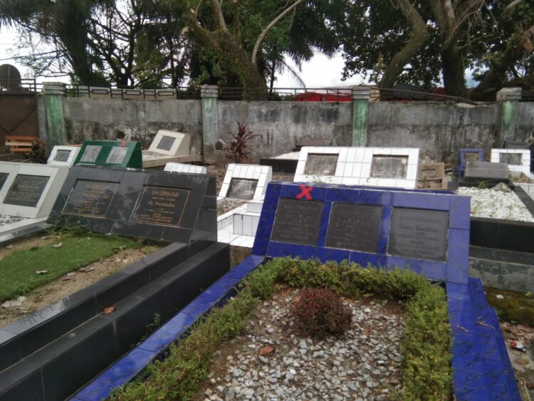 Sejumlah makam diberi tanda silang oleh otoritas pengelola TPU Tunggul Hitam sebagai bentuk menunggak restribusi makam. Foto: Afdal