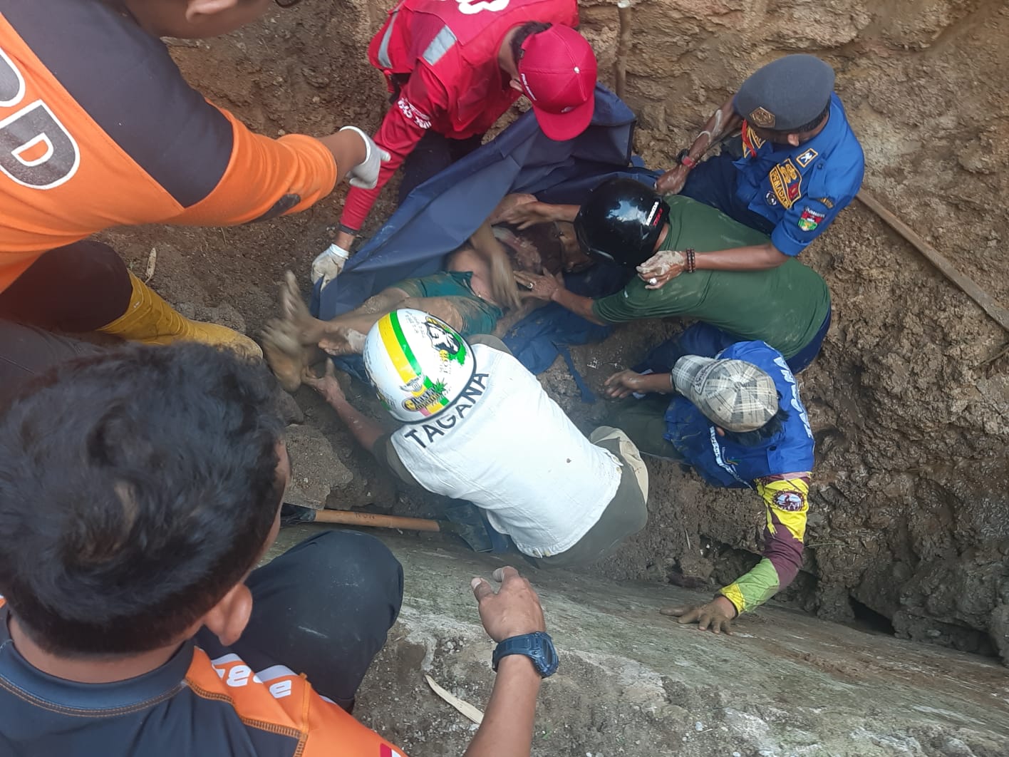 Satu Pekerja Drainase yang Terjepit dan Tertimbun Longsor di Bukittinggi Berhasil Dievakuasi