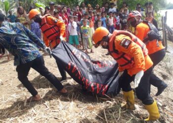 Tim mengevakuasi jenazah di Aliran Sungai Batang Pasaman, Kamis (18/11/2021). (Foto: Ian)