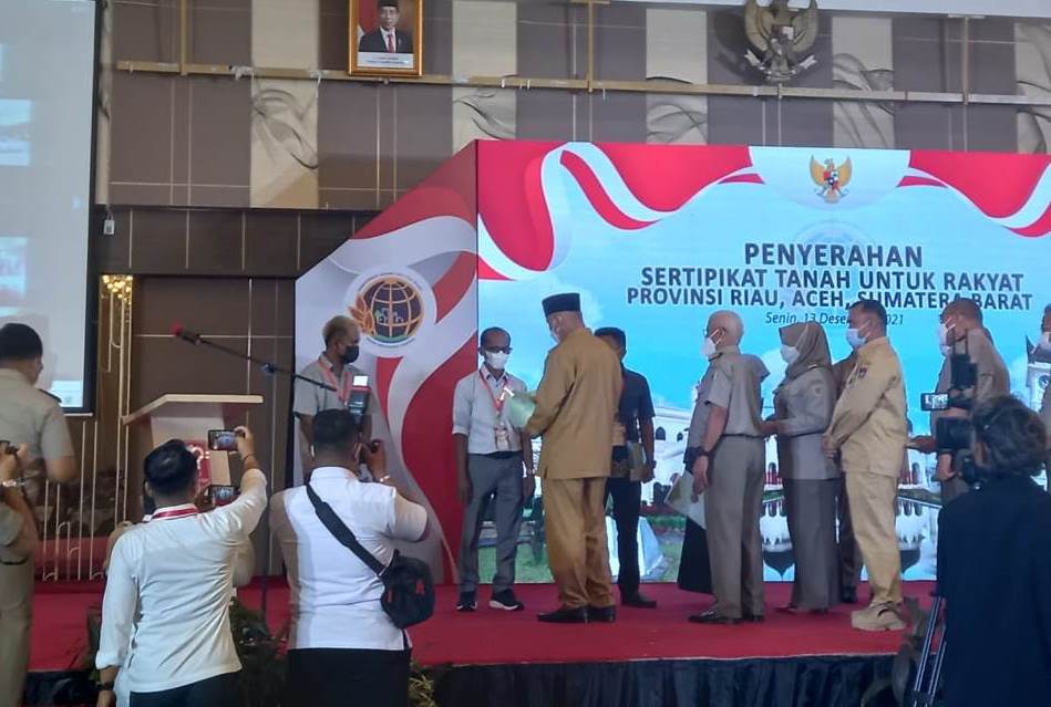 BPN Sumbar Serahkan 5000 Setifikat Tanah