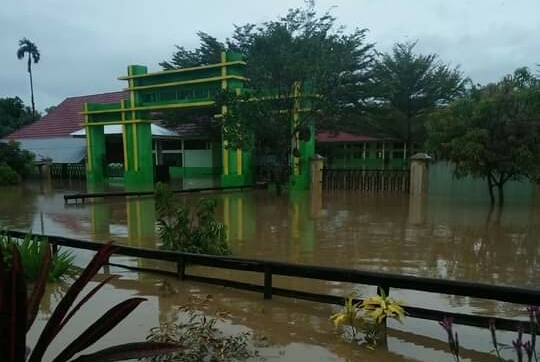 Aliran PDAM Mati, Korban Banjir di Pesisir Selatan Manfaatkan Air Berlumpur