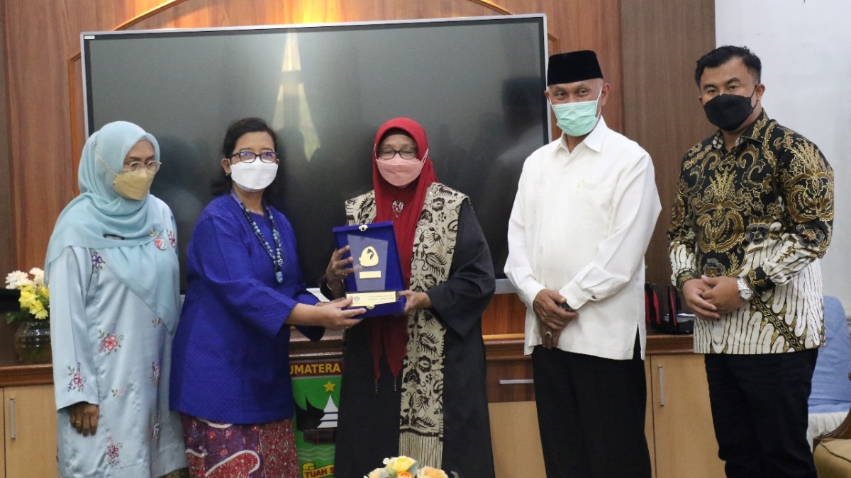 Ketua Bundo Kanduang Raudha Thaib Dapat Penghargaan Tokoh Adat dari Kemendikbudristek