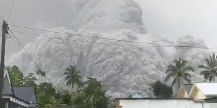 Foto : Aktivitas vulkanik Gunung Semeru yang ditunjukkan dengan terjadinya guguran awan panas mengarah ke Besuk Kobokan, Desa Sapiturang, Kecamatan Pronojiwo, Kabupaten Lumajang, Jawa Timur, pada Sabtu (4/12) pukul 15.20 WIB. (BPBD Kabupaten Lumajang)