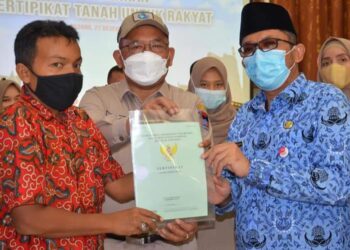 Penyerahan sertifikat tanah oleh Wali Kota Padang Hendri Septa (Foto: Prokopim Pemko Padang)