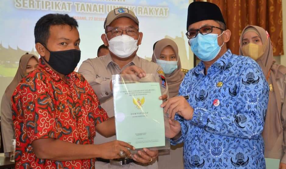 Pemko Padang Serahkan 188 Sertifikat Tanah Warga Hasil Program PTSL 2021