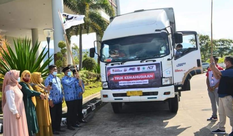 ACT Sumbar Kirim Truk Bermuatan 5,6 Ton Logistik untuk Korban Erupsi Semeru