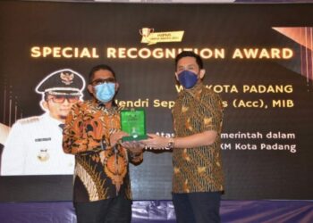 Wako Hendri Septa menerima Special Recognition Award pada HIPMI Award 2021. (Foto: Pemko Padang)