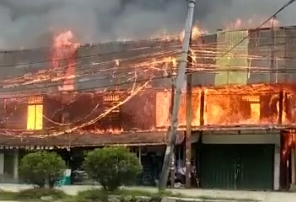 Kebakaran di depan Pasar Bandar Buat Kota Padang, Minggu (19/12/2021)