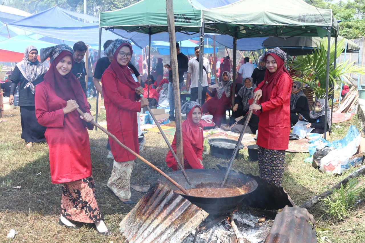 Memasak 1 Ton Rendang di Dharmasraya Dibantu Bundo Kanduang