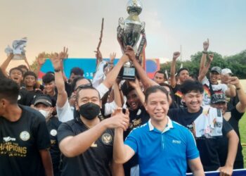 Wagub Sumbar Audy Joinaldy menyerahkan piala juara 1 kepada PSKB Bukittinggi (Foto: langgam.id)