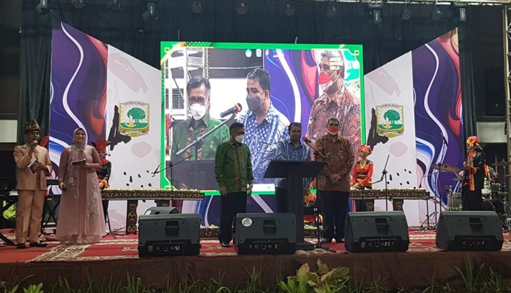 Tutup Dies Natalis ke 65, Unand Beri Penghargaan Mahasiswa dan Jurnalis