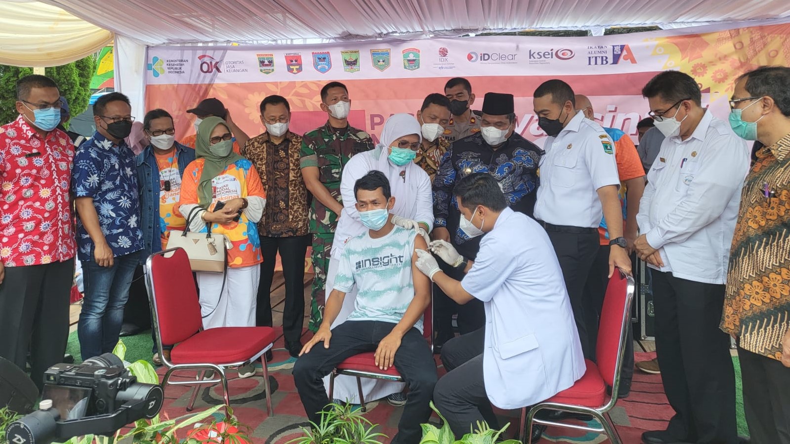 Pasar Modal Indonesia dan IA-ITB Distribusikan 200.000 Dosis Vaksin di Sumbar