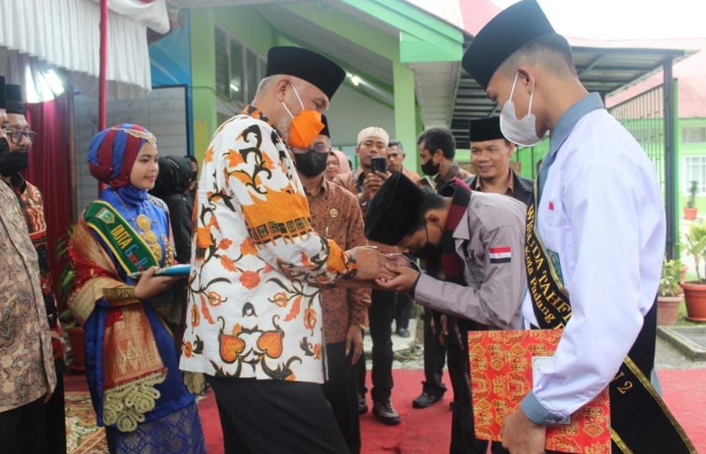 Gubernur Sumbar Lepas 36 Santri MAPK/MAN Padang Panjang Kuliah ke Timur Tengah
