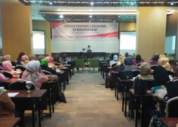Anggota Komisi VI DPR RI Andre Rosiade saat menjasi pembicara secara virtual dalam seminar Peran Penting CSR BUMN di Whiz Prime Hotel, Padang, Sabtu (18/12/2021). (Foto: Dokumen Pribadi)