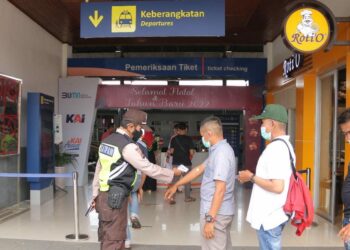 Pemeriksaan calon penumpang di Stasiun Padang (Foto: PT KAI Divre II Sumbar)