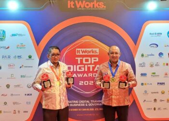 Wali Kota Padang Hendri Septa saat menerima penghargaan (Foto: Pemko Padang)