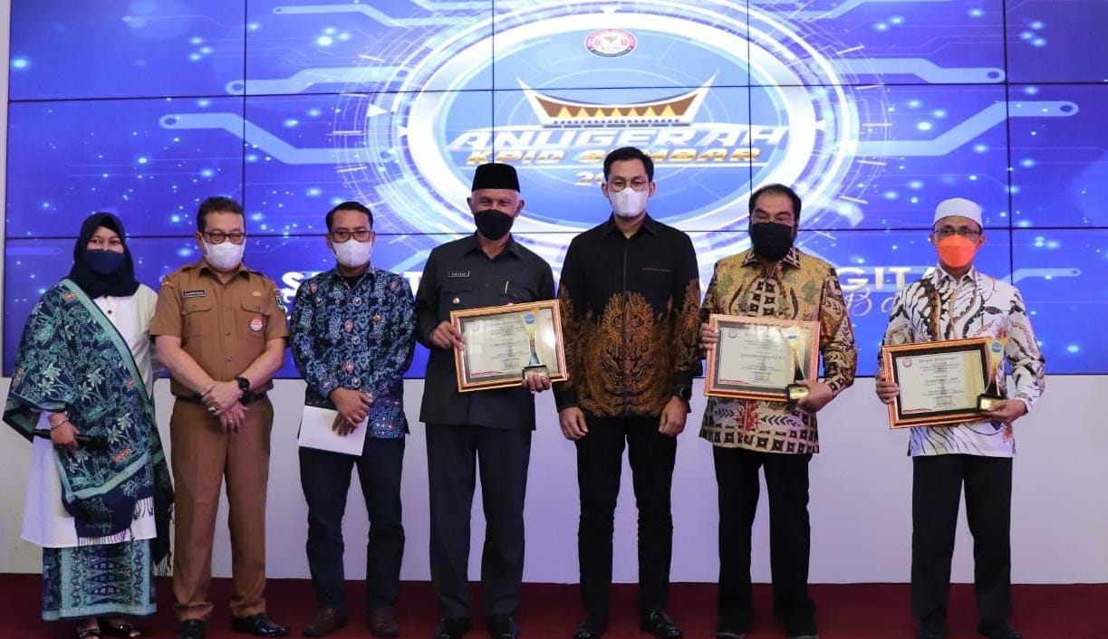 Gubernur dan Wagub Sumbar Raih Penghargaan Tokoh Inspiratif Penyiaran