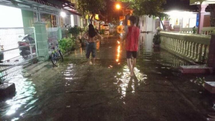 Banjir rob di kawasan Tabing Padang (Foto: langgam.id/Afdal)