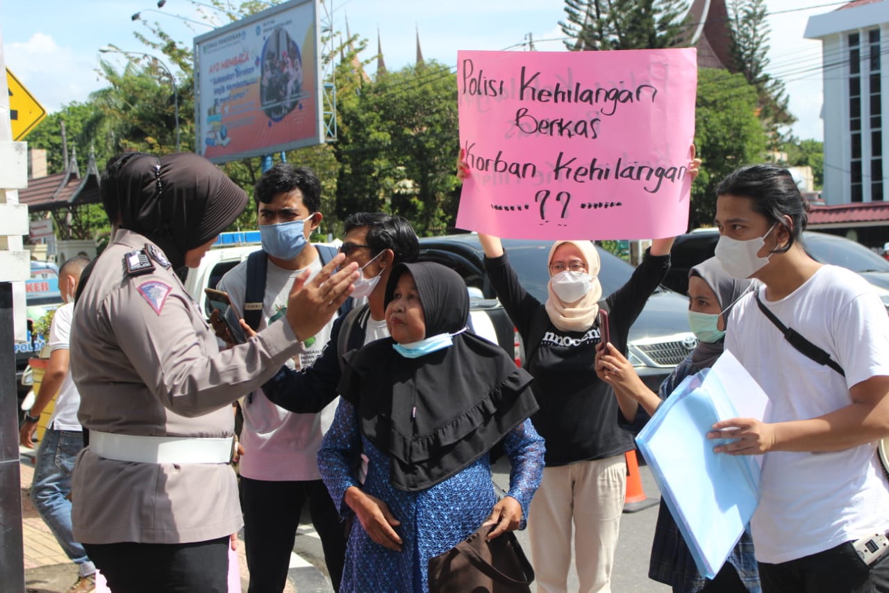 LBH Padang Suarakan 11 Tahun Dasni Menuntut Keadilan