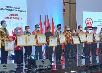Wako Hendri Septa menerima penghargaan dalam acara Indonesia Smart City Conference, Selasa (14/12/2021). (Foto: Humas Kota Padang)