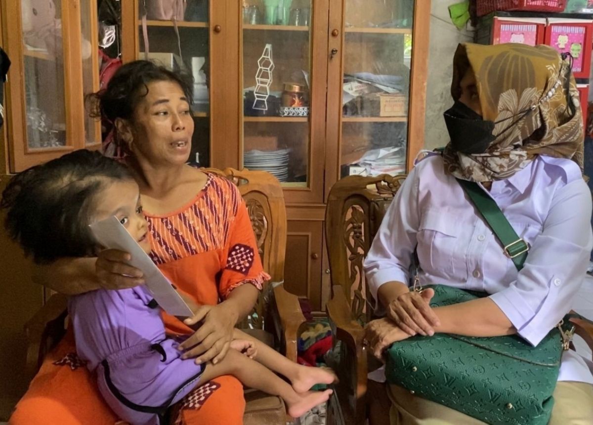 Berita Padang - berita Sumbar terbaru dan terkini hari ini: Andre Rosiade serahkan bantuan pengobatan Dinda yang menderita hidrosefalus.