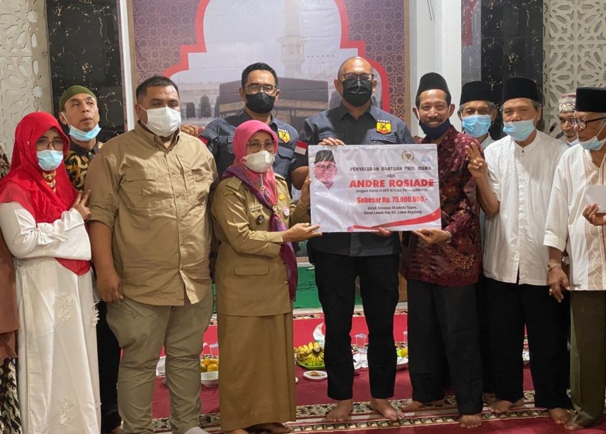 Anggota DPR RI Andre Rosiade menyerahkan bantuan untuk pembangunan Musala Taqwa, Gurung Laweh Nan XX, Kecamatan Lubuk Begalung,